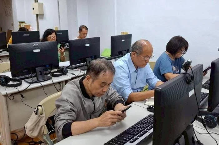 頭屋長輩學用AI排行程 苗栗DOC把數位課帶進社區