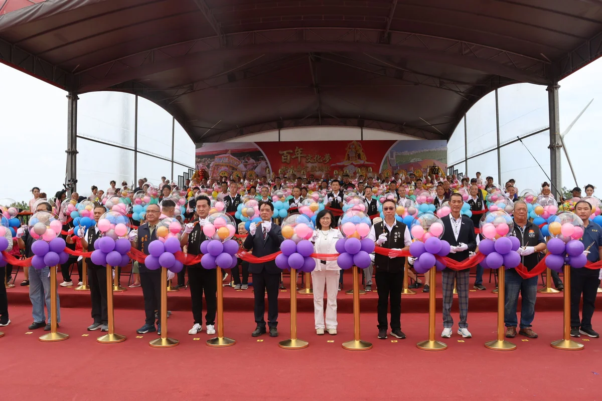 七台彩虹挖土機啟動 後龍山邊媽祖宮建廟動工