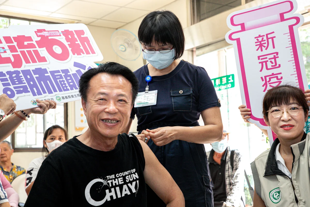 嘉義縣流感、新冠疫苗開打 406處接種站方便鄉親