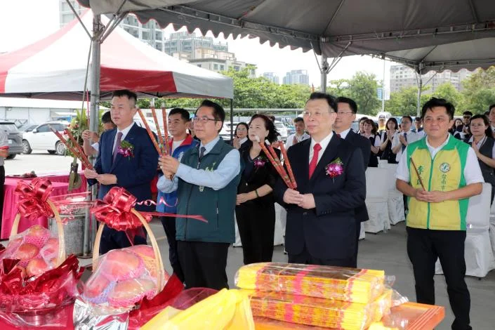 安平港鴻居今上樑　黃偉哲盼港灣觀光再往前走