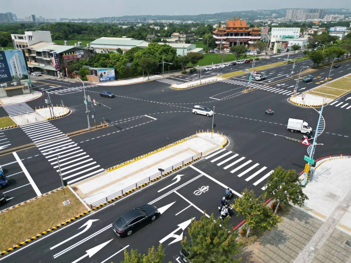 南屯八十公尺大路口改造完工 行人過街多了庇護島