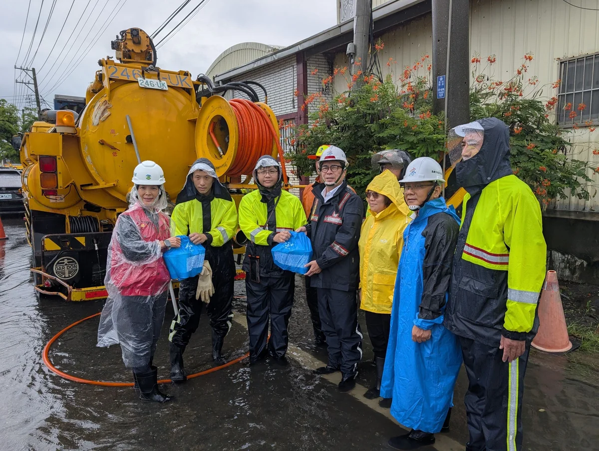 暴雨大潮雙重夾擊 陳其邁現勘茄萣湖內爭取經費改善排水