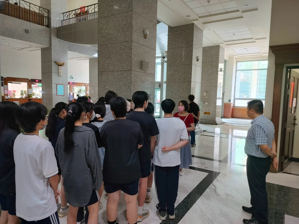南寧高中師生走進臺南地院 從旁聽認識法庭真實運作