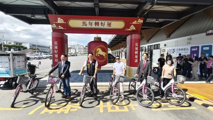 坐車不用自己扛行李 花蓮轉運站推空手觀光升級還能騎電輔車慢遊