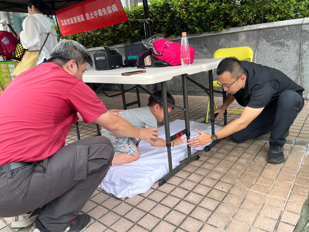 高雄大遠百變身防災教室 孩子穿消防衣學避難