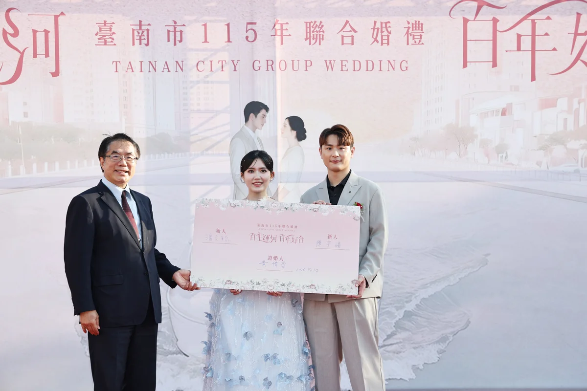 五十對新人搭船遊運河 台南聯合婚禮許下百年好合