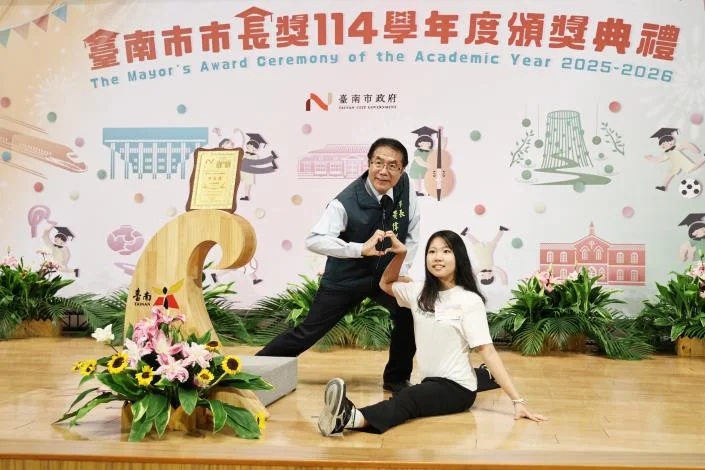 台南市長獎國中場開到第3場 學生反送黃偉哲「最佳市長獎」