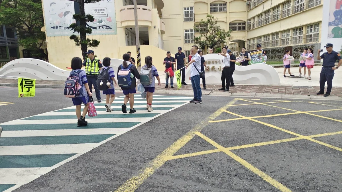 開學首日守在上學路上 馬公警察護送孩子進校園