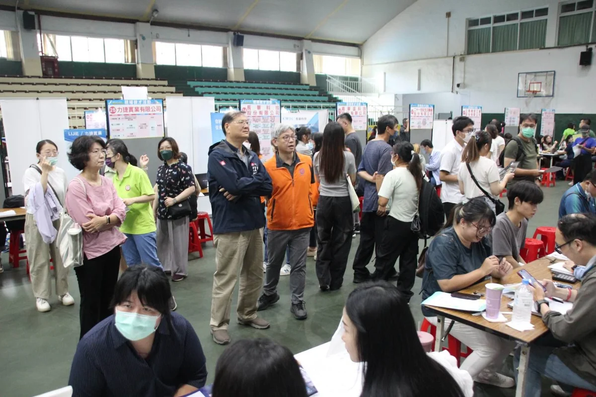 國光高中體育館湧人潮 高雄大型徵才656人次投履歷