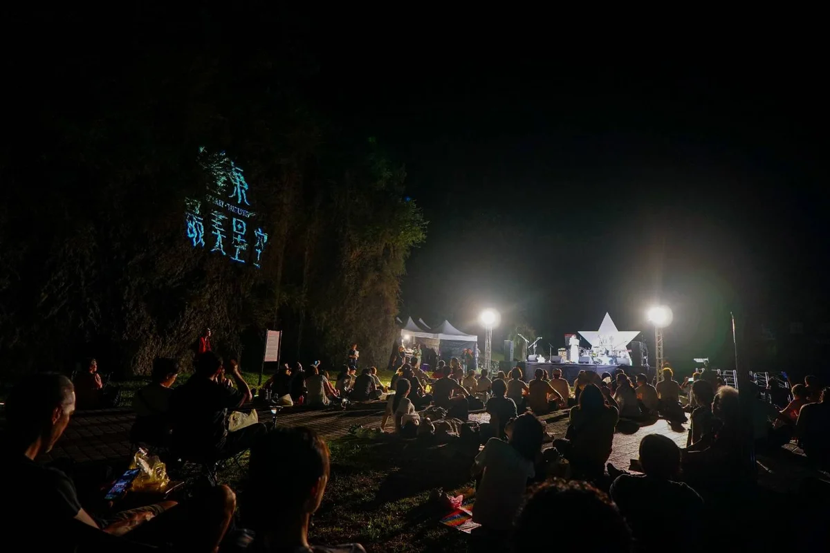 八仙洞山壁映著月光海 回聲樂團在長濱唱出夏夜