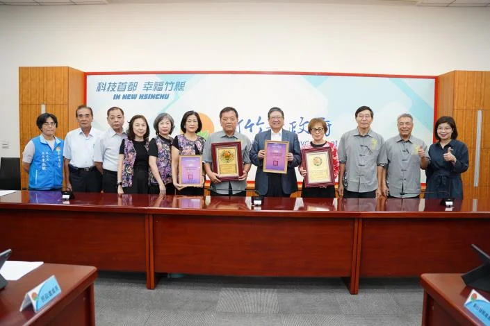 新竹縣原客混聲合唱團全國賽奪金摘銀 縣府表揚為竹縣爭光