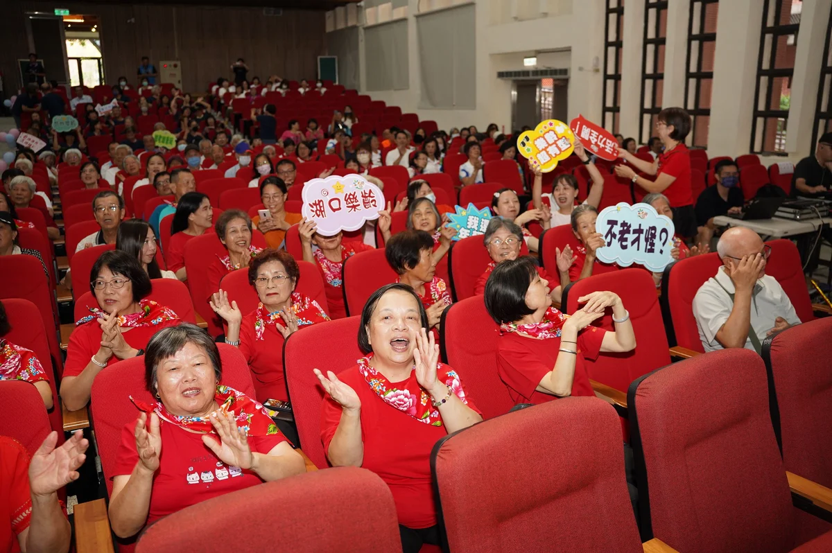 樂齡18唱回青春　新竹縣長輩合唱《歡樂年華》慶祖父母節