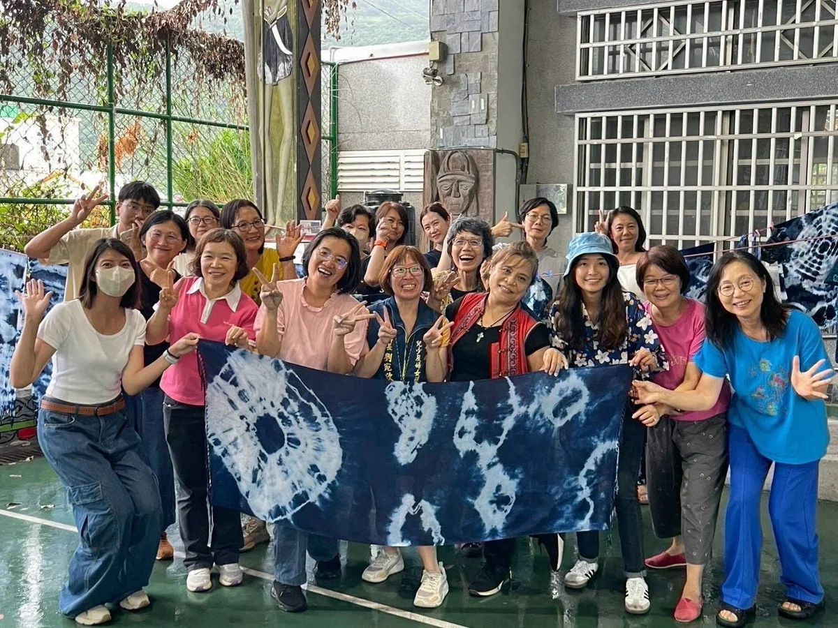 一綁一摺染出臺東藍 婦女工坊裡找回自信與陪伴