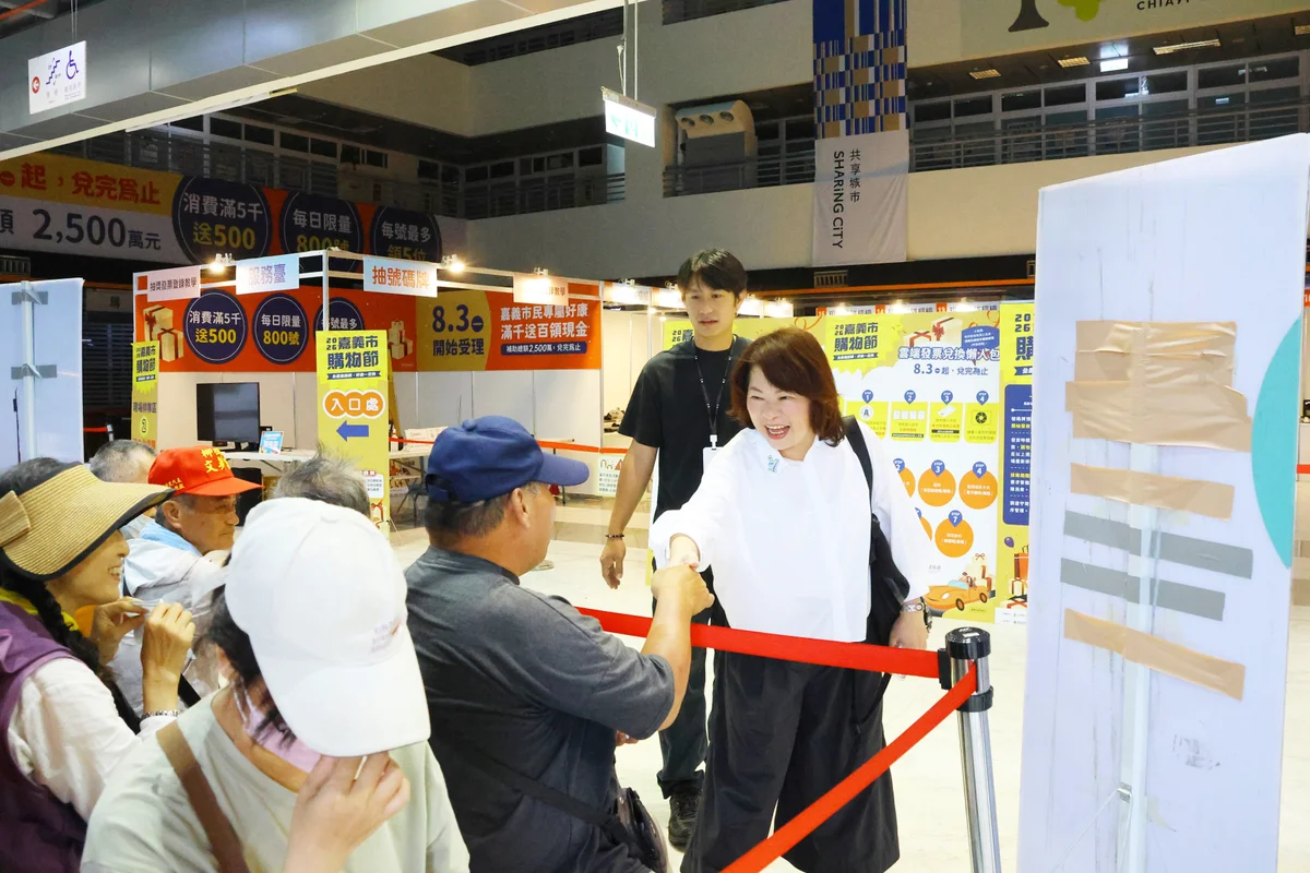 嘉義市滿千送百首日開跑 王先生深夜排隊領到2500元