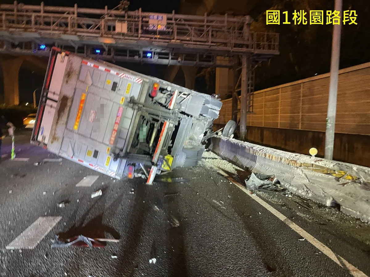 一個恍神撞毀三台車 後座乘客受困仍能對話