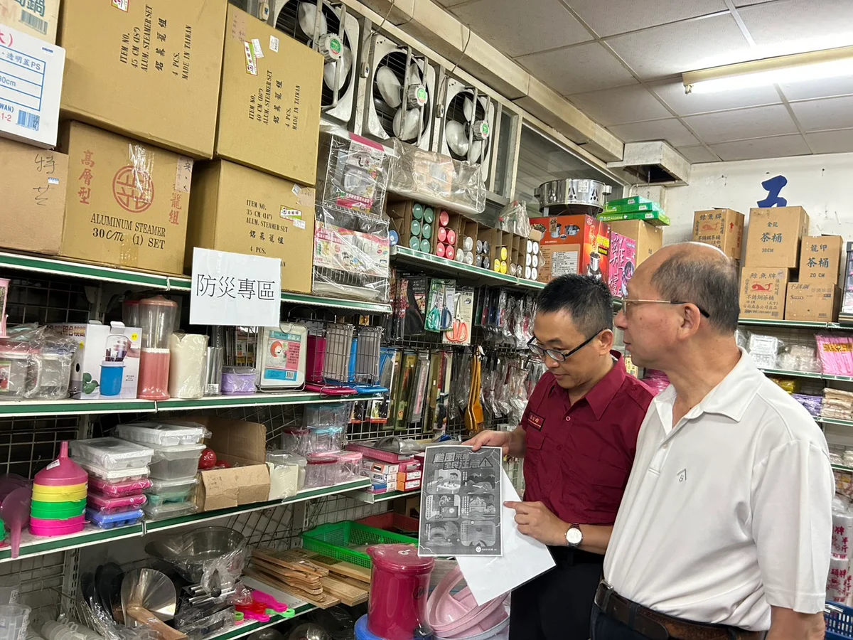 颱風季要到了 甲仙消防分隊進商行宣導防颱備災