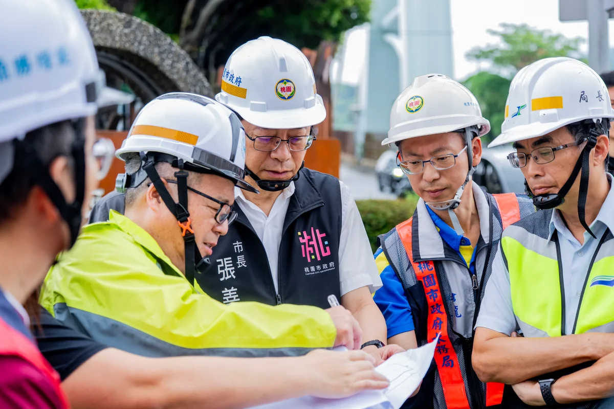 豪雨沖刷路面溢流 張善政視察經國莊敬路口要求全力搶修