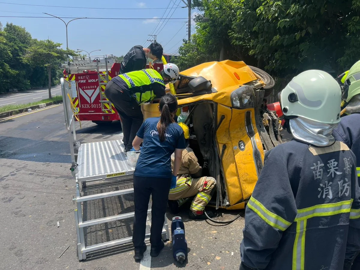 台1線工程車事故駕駛受困 後龍、西湖消防合力破車救人
