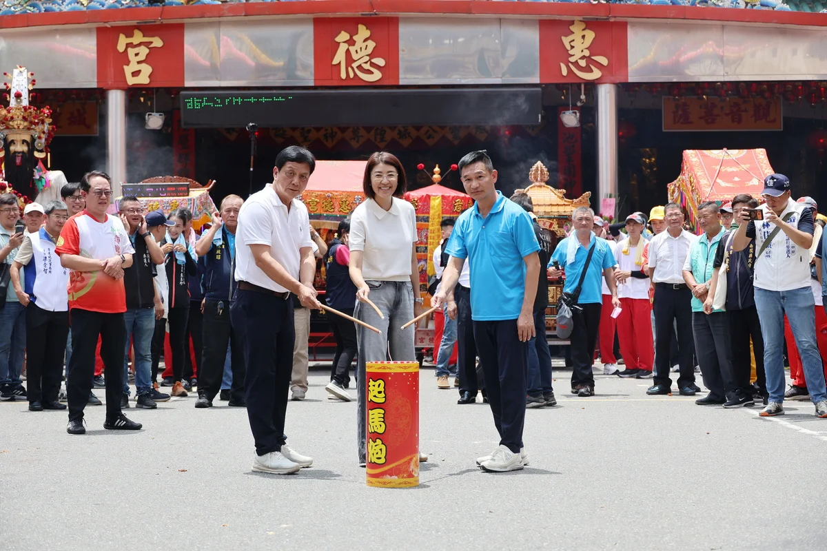 起馬炮響起後 草屯惠德宮城隍爺出巡為地方祈安