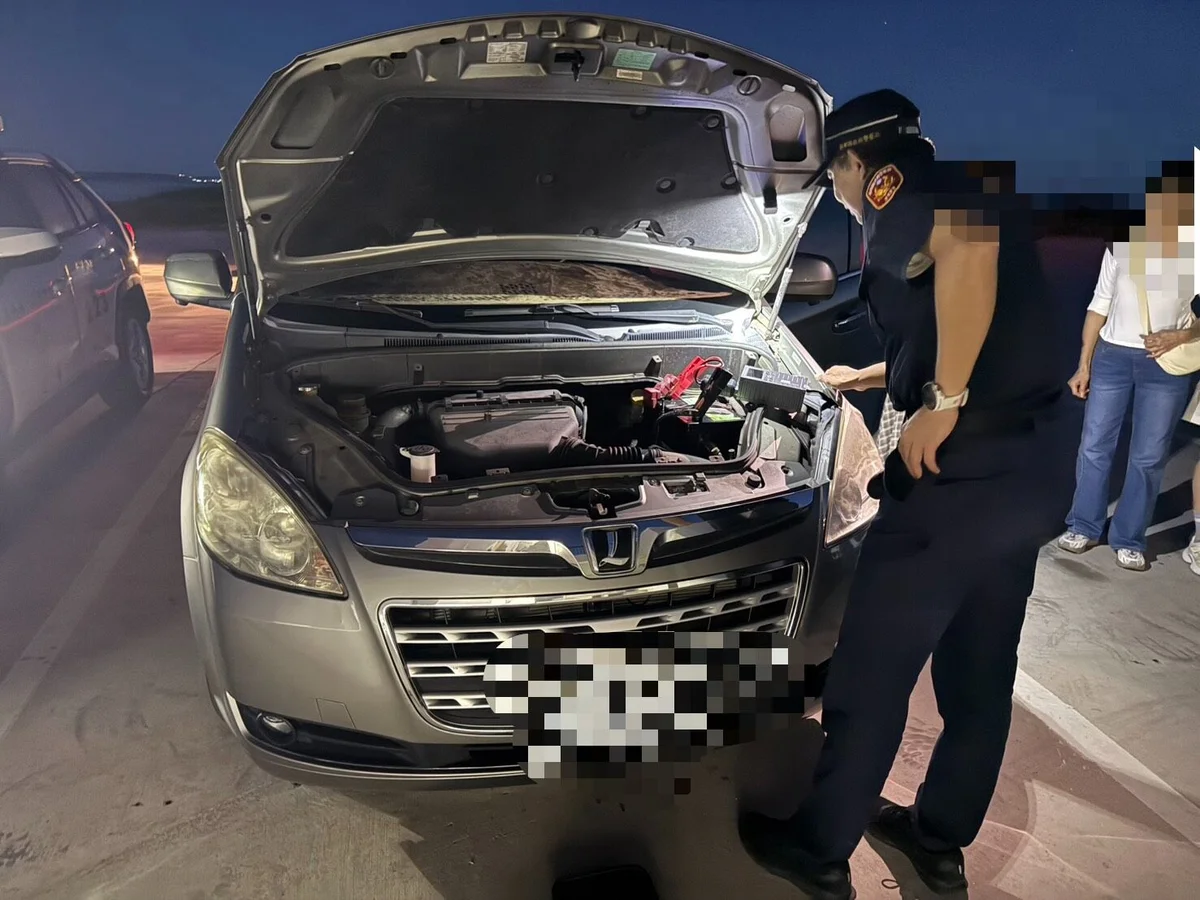車子拋錨卡在三仙塔　外垵警帶電霸趕到場解圍
