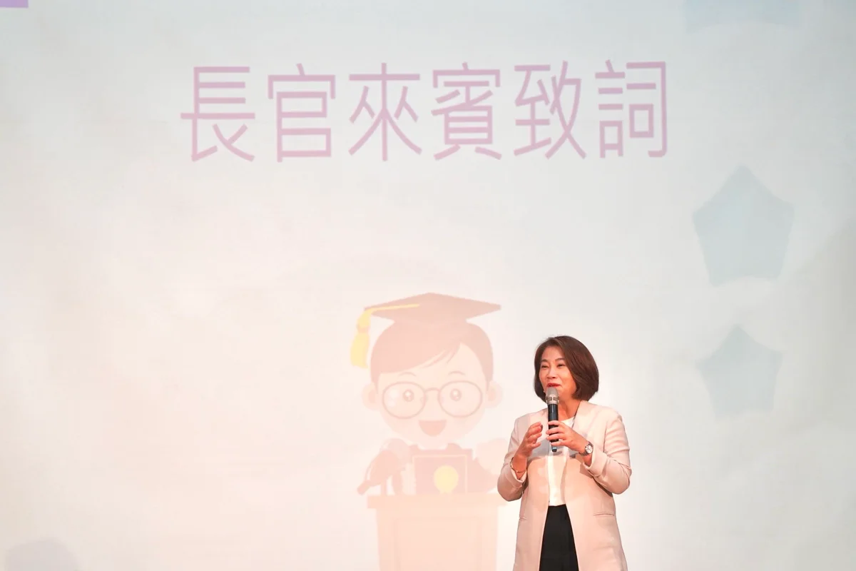 周春米化身皮克米到仁愛國小　為206名畢業生送上祝福