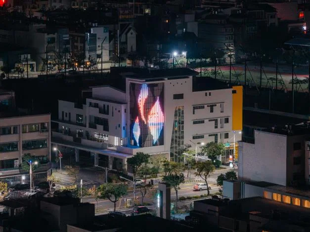 台南北區區政大樓點亮《映時浮光》　五組夜景寫地方記憶