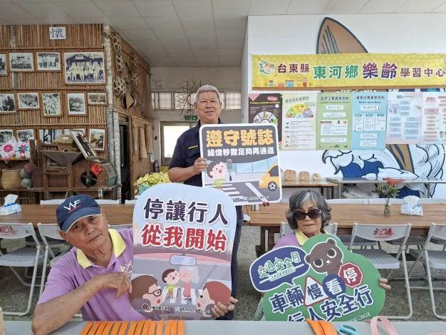 走進東河文健站 劉福瑞陪長者把交通安全說清楚