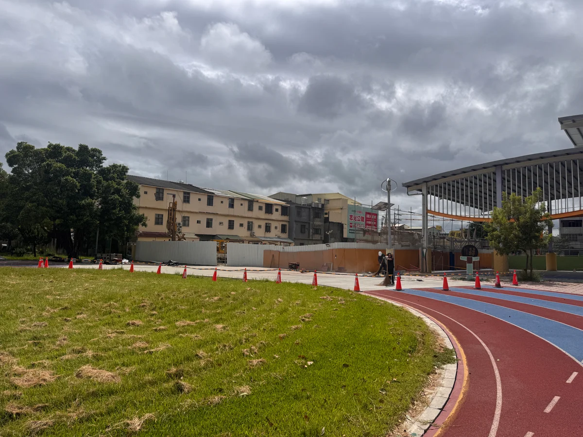 龍井龍泉國小跑道受損　鄰近工地再遭勒令停工