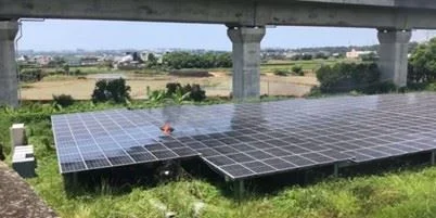 僑善國小後方高鐵橋下太陽能板起火 頭份消防出動搶救