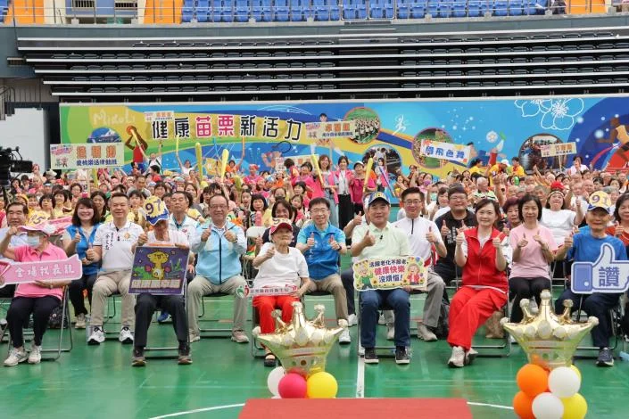 苗栗巨蛋尬舞秀登場　21隊近800位長輩跳出銀髮活力