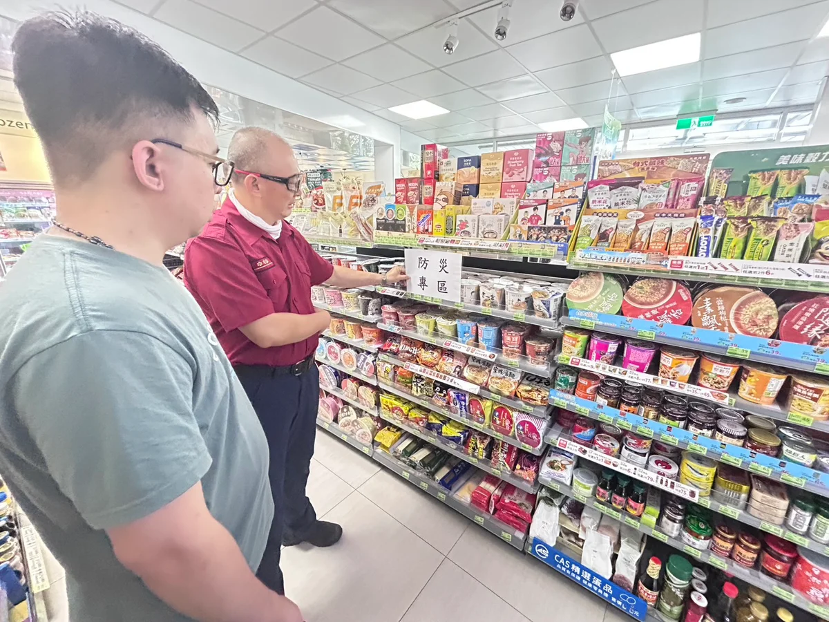 颱風季將近 高雄桃源消防分隊走進商店查看防颱備貨