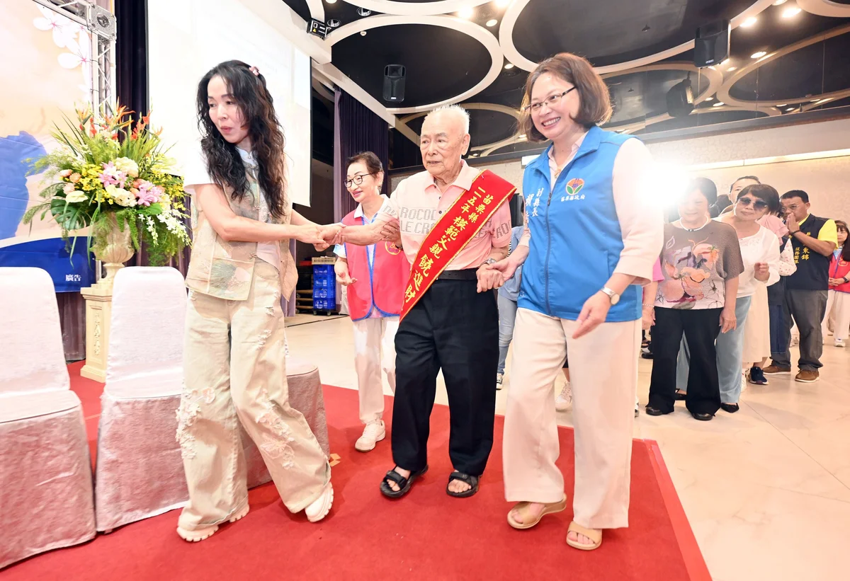 101歲饒進財走上表揚台 苗栗模範父親與善行代表齊受肯定