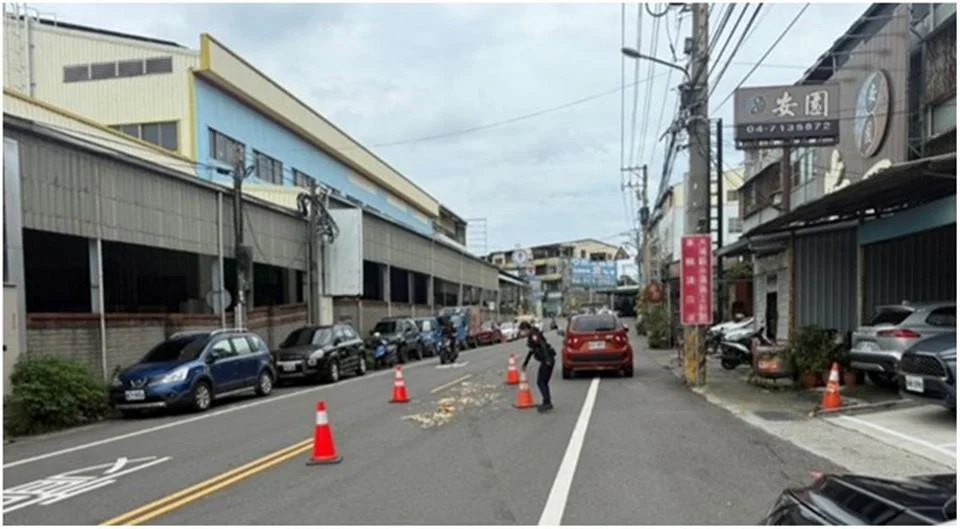大埔路便當散落占車道　警民先清整再由清潔隊清除