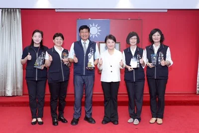 曾梓展在市政會議獻獎 中市衛生局再拿全國第一