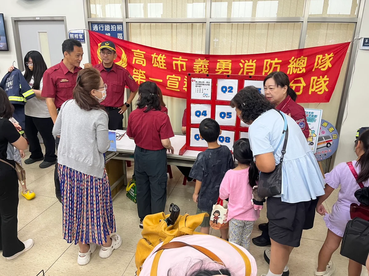 小港機場園遊會學防災 親子穿消防衣認識逃生觀念