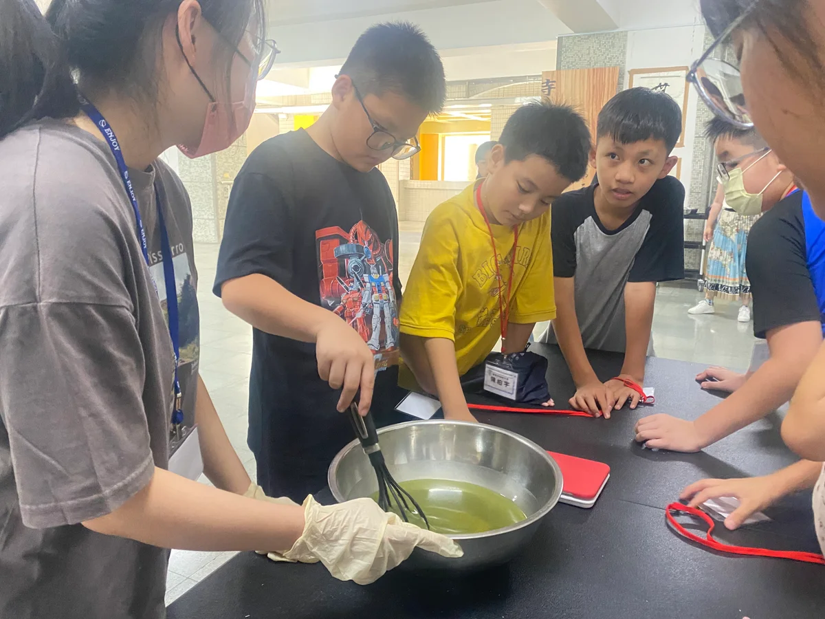 嘉市暑假首辦創意領袖培力營　35名國小生先在教室裡練未來力