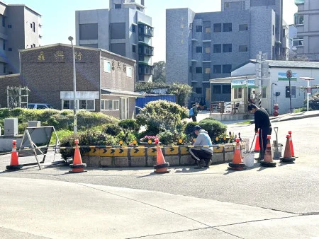 酒廠前圓環遭小客車撞損　駕駛涉肇逃警方追查中