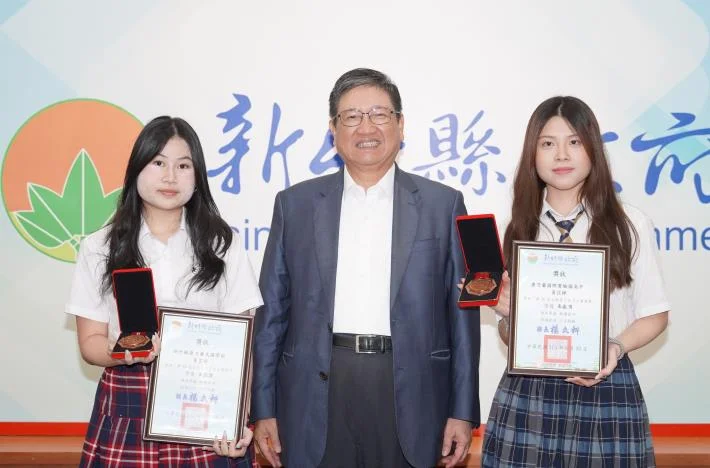新竹縣兩名學生拿下志工奉獻獎 楊文科在會報中表揚