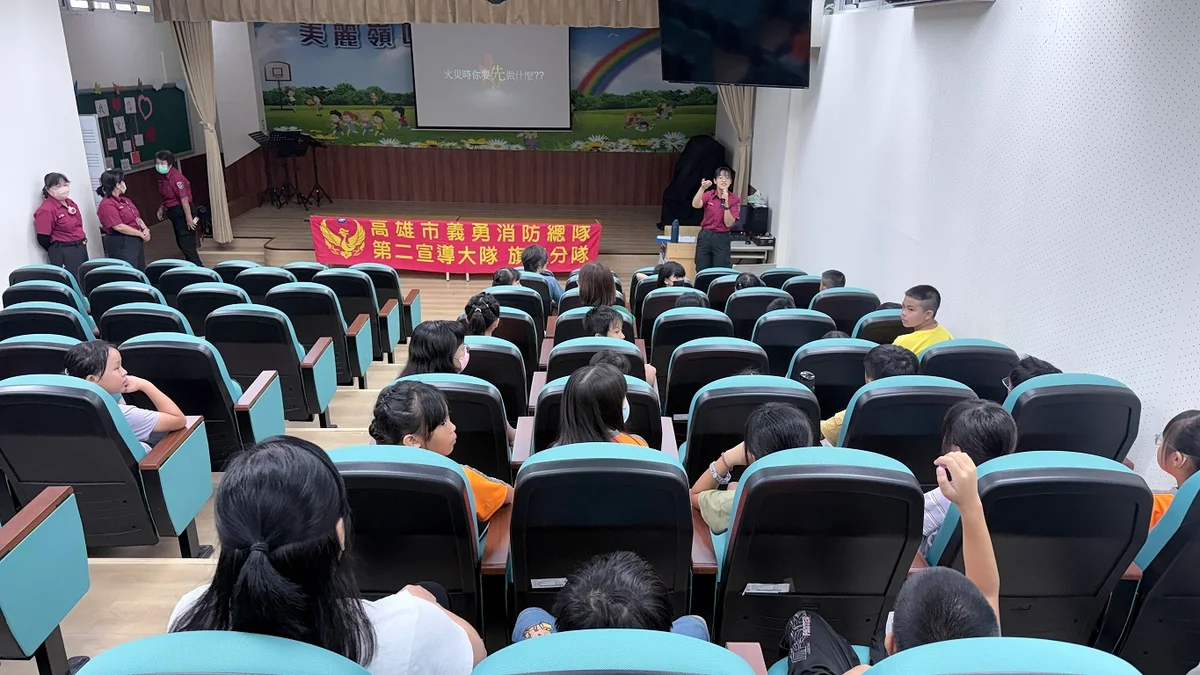 嶺口國小學童拿起消防水線　從射水體驗學防災急救