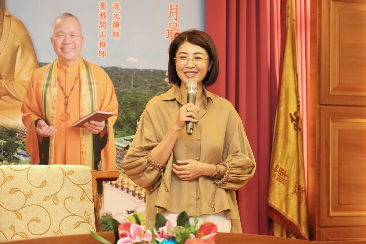 南投易經大學畢業典禮登場 許淑華頒縣長獎給潘培勳
