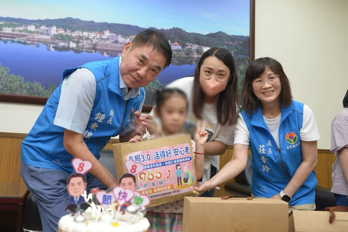父親節前夕送上手作花束 幼安孩子到縣府祝福鍾東錦