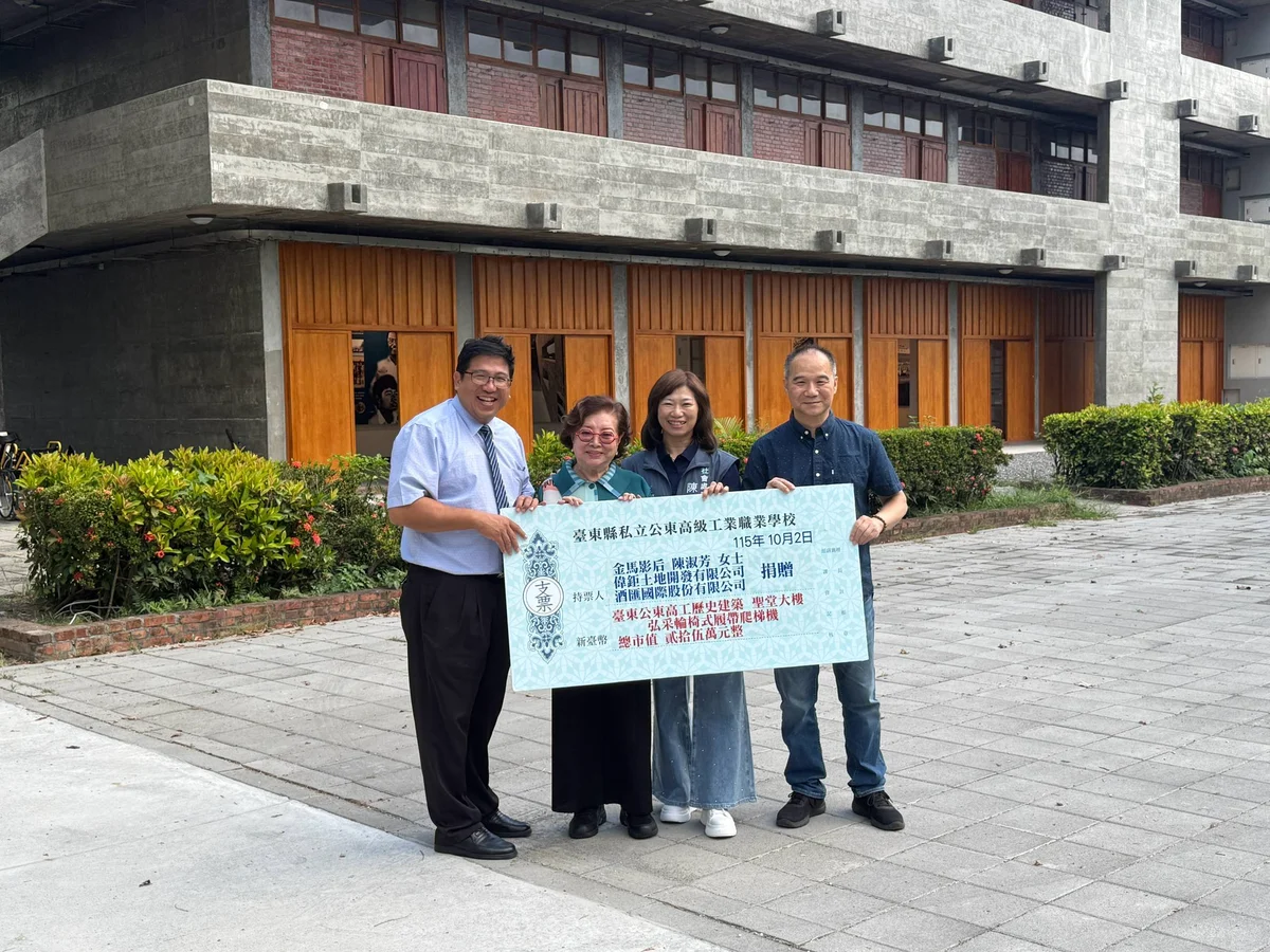 四樓教堂不再遙遠　公東獲贈履帶爬梯機