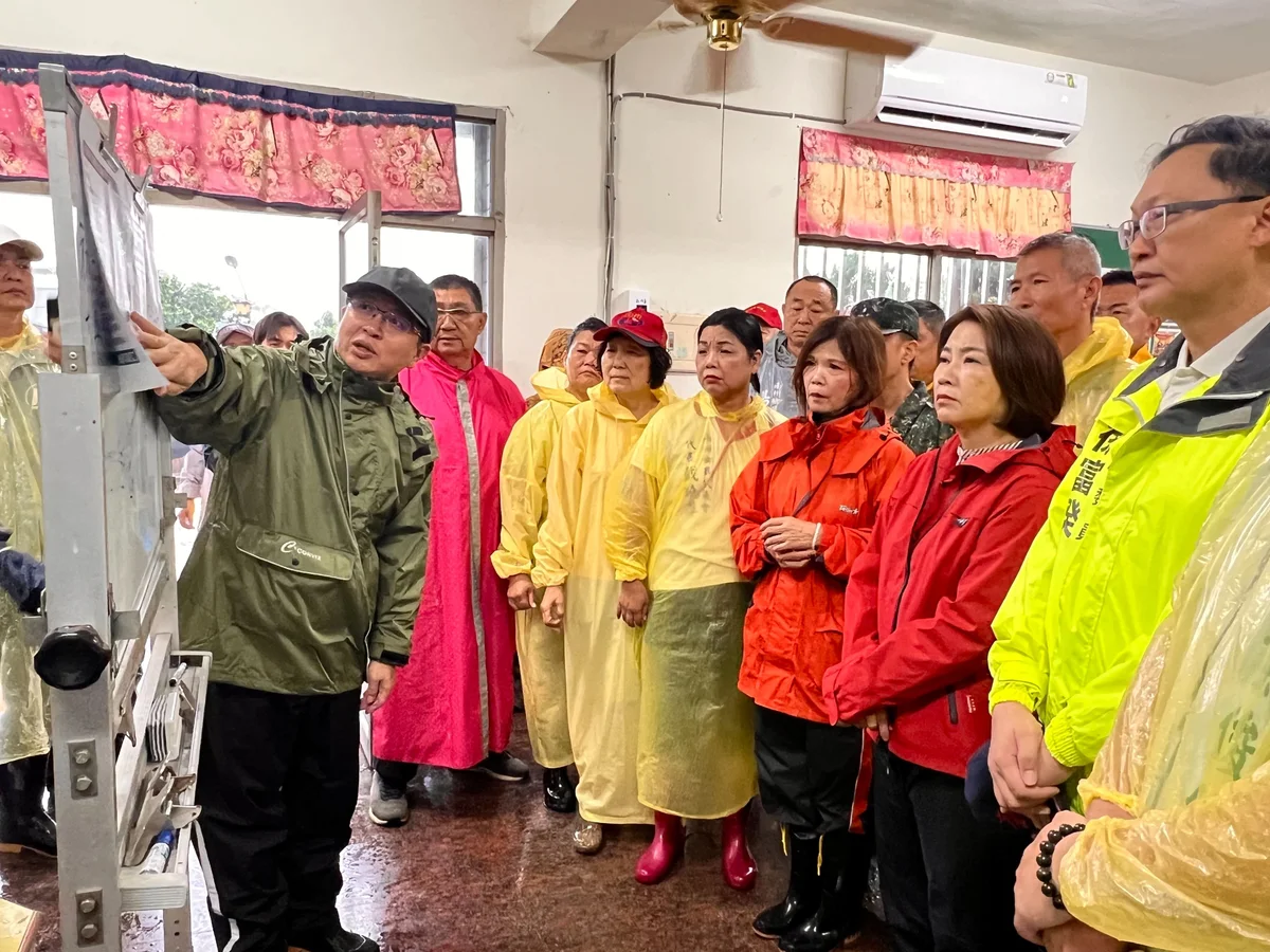 雨勢未歇走訪南州東港佳冬 周春米查看治水設施整備