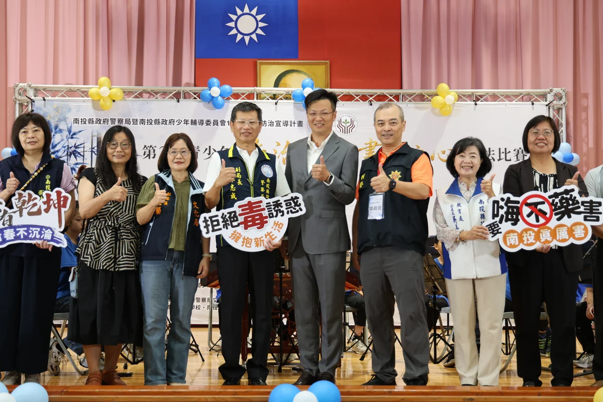 85名學子南投高商揮毫 把反毒反詐寫進暑期法治課