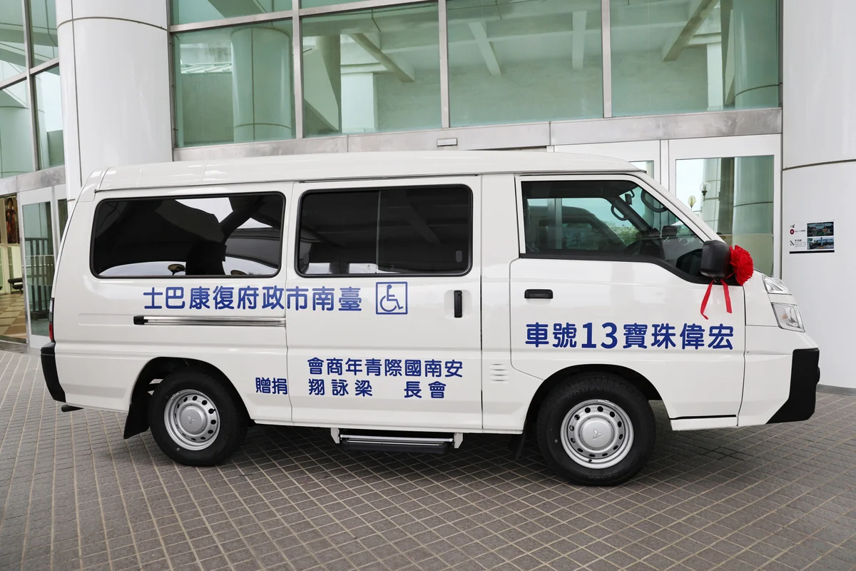 一輛復康巴士送進永華市政中心　台南接送服務再添民間心力