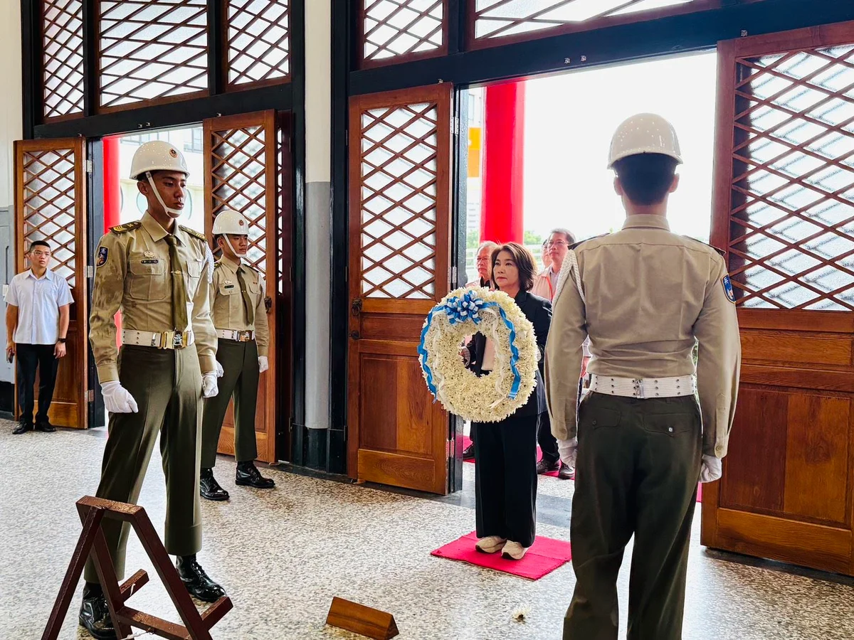 軍人節屏東忠烈祠秋祭 周春米獻白玫瑰慰問遺族
