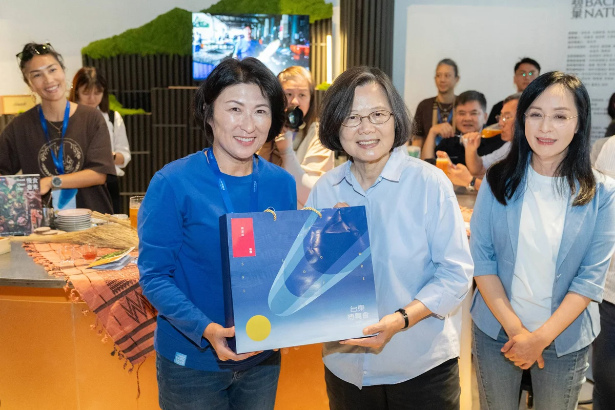 蔡英文走進台東未來超市　從一張風土收據認識土地