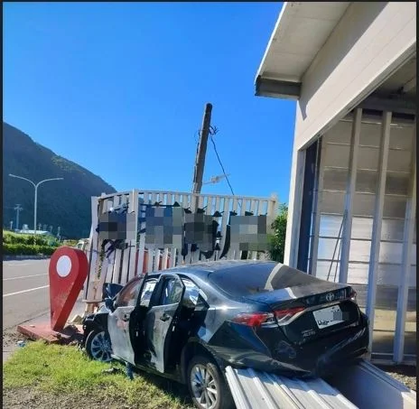 枋山台一線轎車撞擊變形 消防三分隊合力救出2傷者