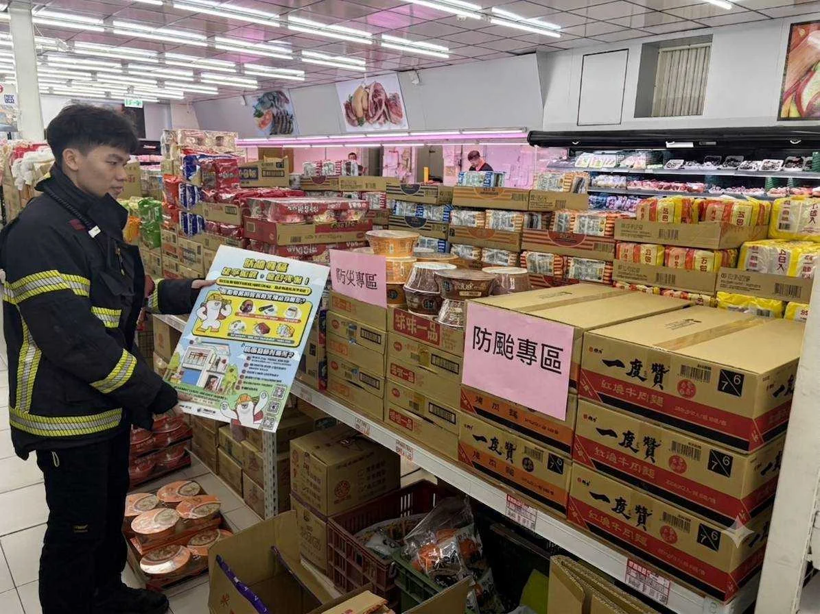 橋頭分隊把防颱專區搬進賣場 採買時也能順手備災