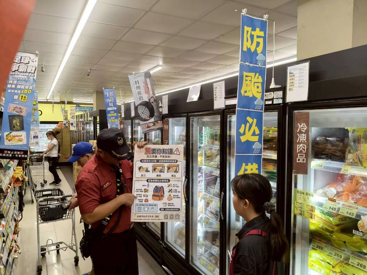 颱風漸近 旗津消防走進賣場提醒鄉親先備防災物資